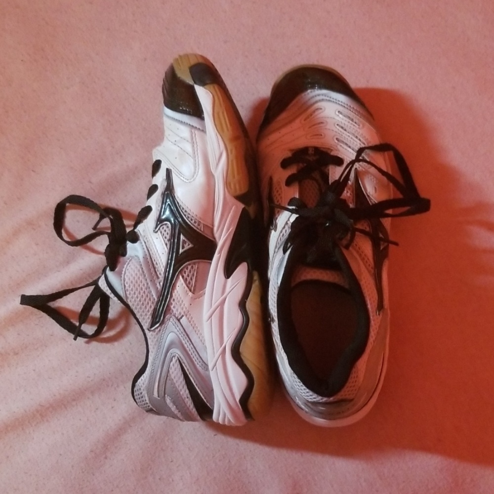Size 10 Mizuno Volleyball Shoes